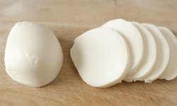 Можно ли заморозить сыр моцарелла, и как это сделать
